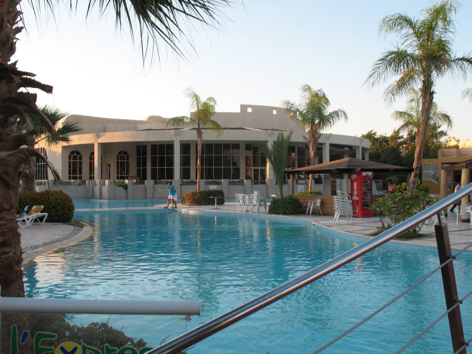 Bazén, v pozadí reštauracia Prima Life Makadi Resort