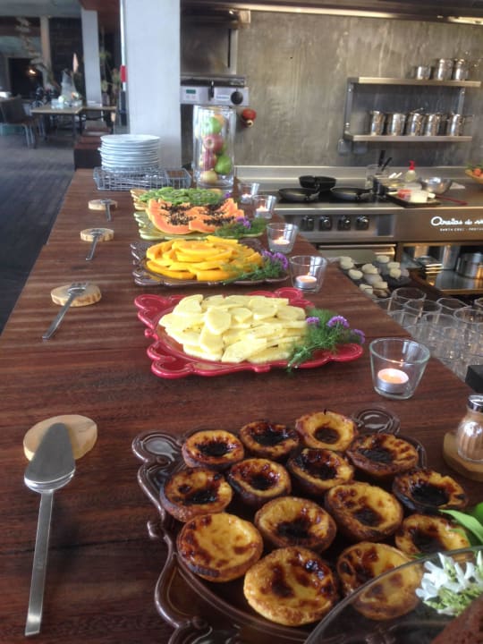 Ein Teil vom Frühstücksbüffet Areias do Seixo Hotel