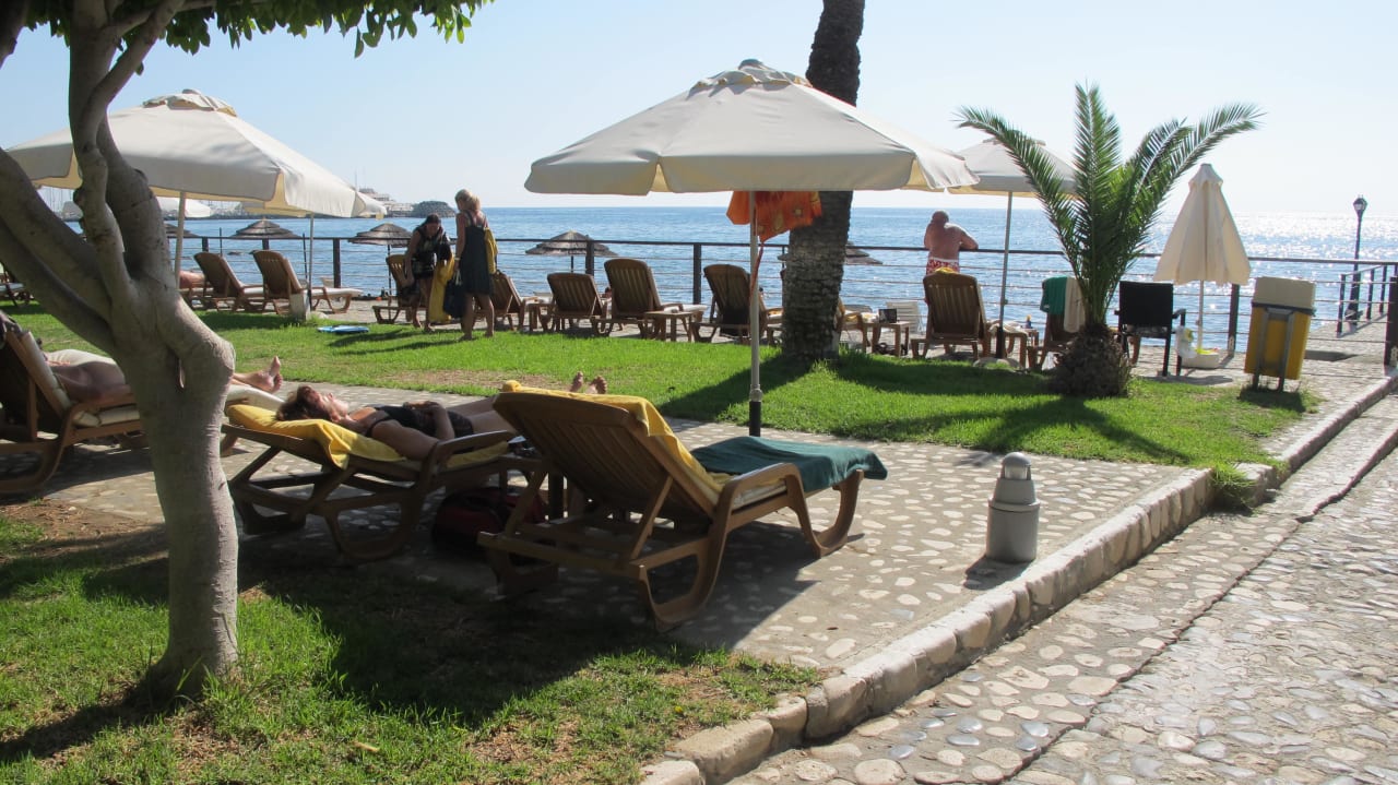 Liegen und Sonnenschrime Elias Beach Hotel