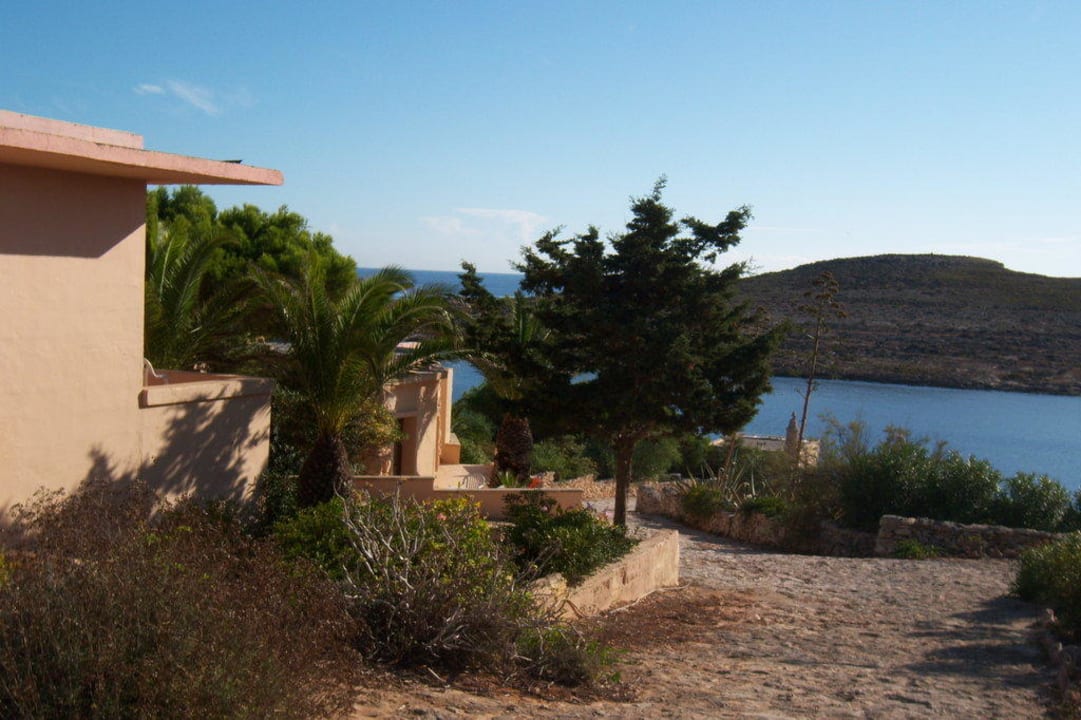 Blick oberhalb der Bungalowanlage  Comino Hotel & Bungalows