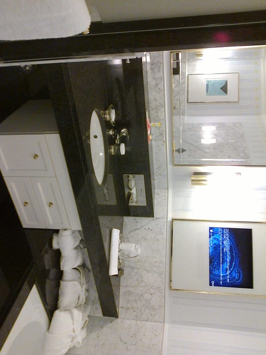 Badezimmer mit TV Grand Resort Bad Ragaz