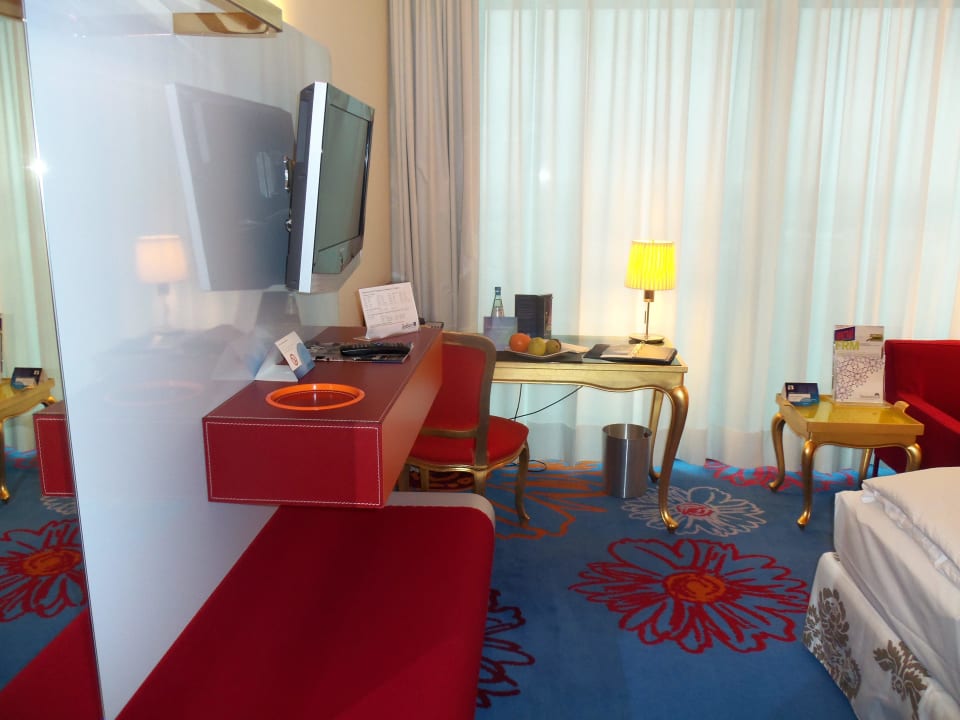 Schreibtisch mit TV Radisson Blu Hotel Frankfurt