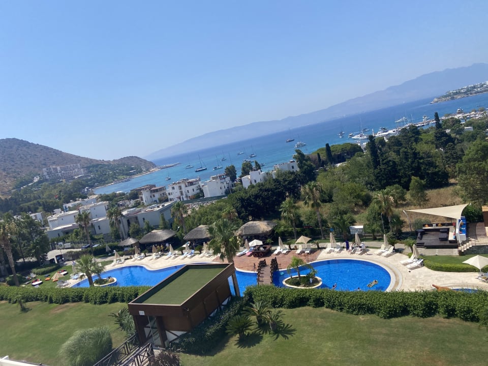 Pool Bellazure Hotel