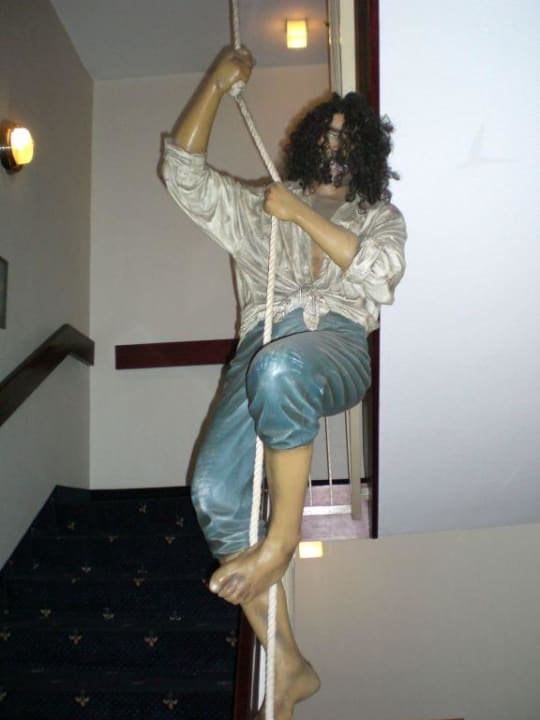 Pirat im Eingangsbereich Hotel Deichgraf
