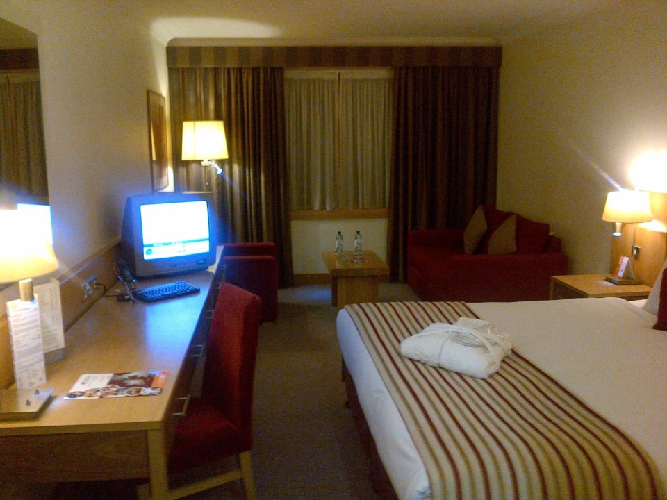 Bett und Fernseher Clayton Hotel Cardiff Lane