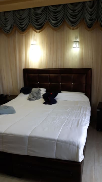 Doppelbett unter Gardinenhimmel Riverside Garden Resort