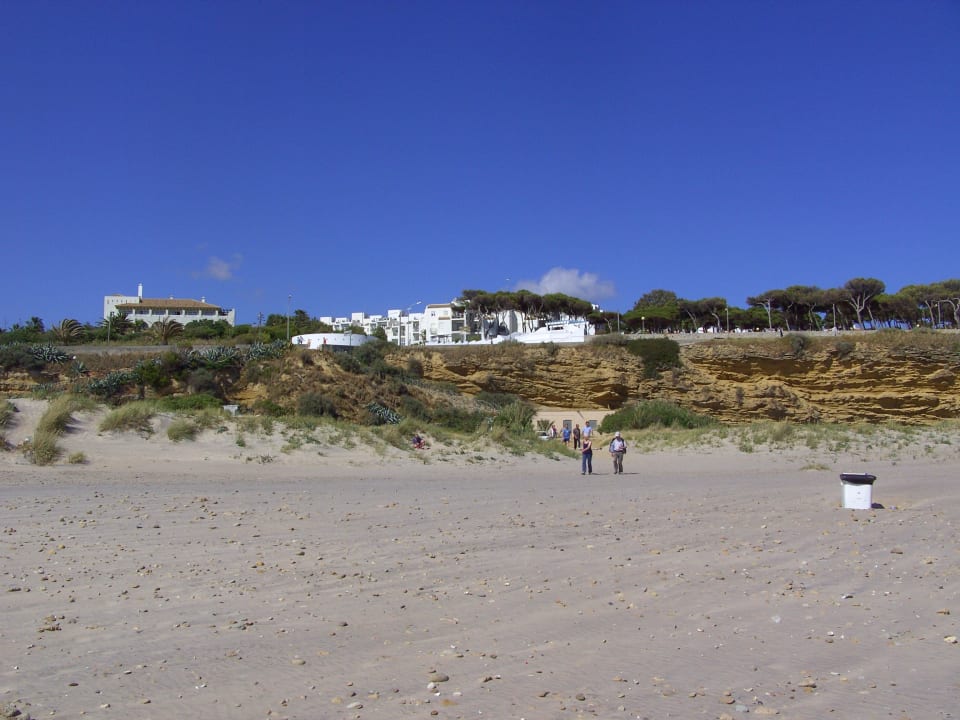 Aussicht vom Strand zur Hotelanlage Fuerte Conil-Resort
