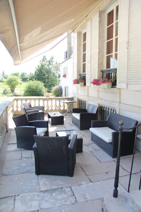 Sitzgruppe auf dem Weg zum Pool Hotel Château De Saulon