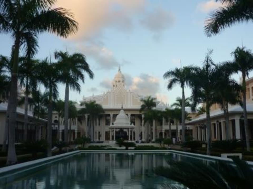 Blick auf die Springbrunnen und das Hotel Hotel Riu Palace Punta Cana