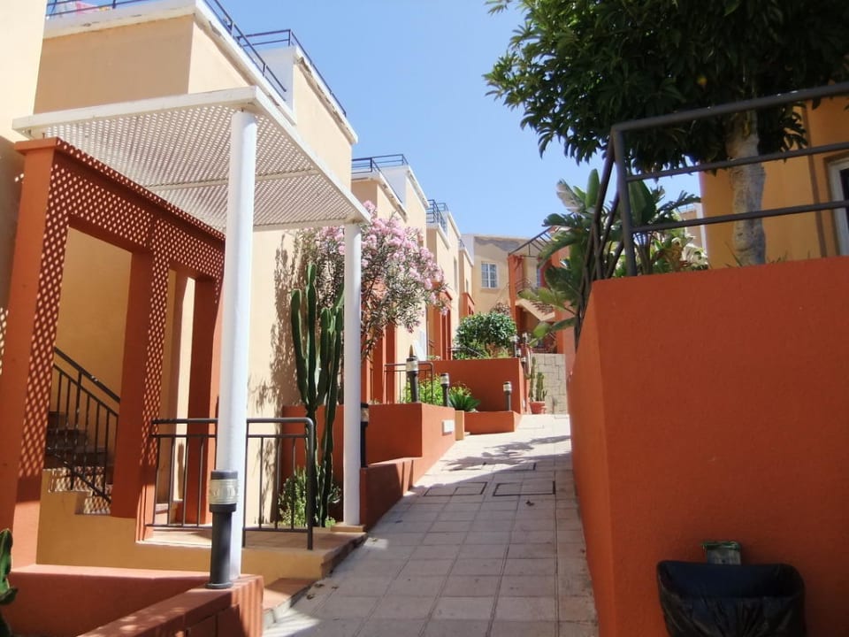 Hotelanlage - Weg zum Appartement Los Olivos Beach Resort