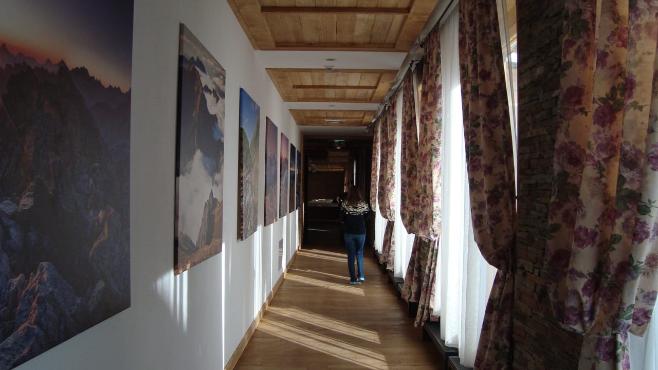 Dojście do recepcji Hotel Bania Thermal & Ski