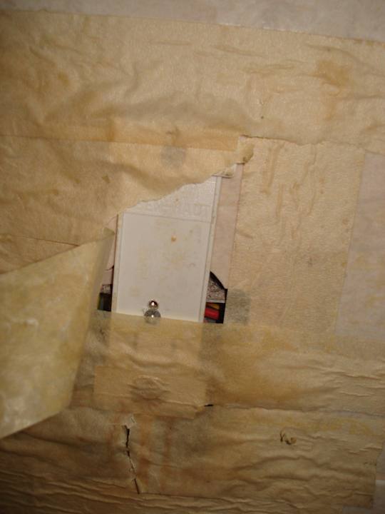 Abgeklebtes Haartrocknerloch in derWand Hotel Moon Valley Apartments