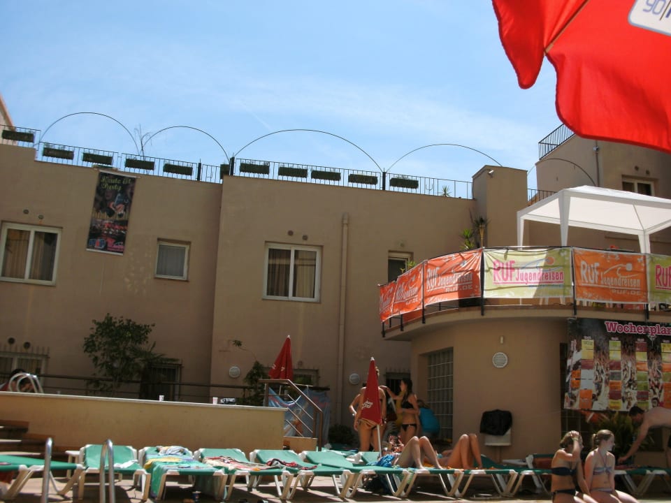 Pool mit Liegestühlen Hotel Caribe Youth Only