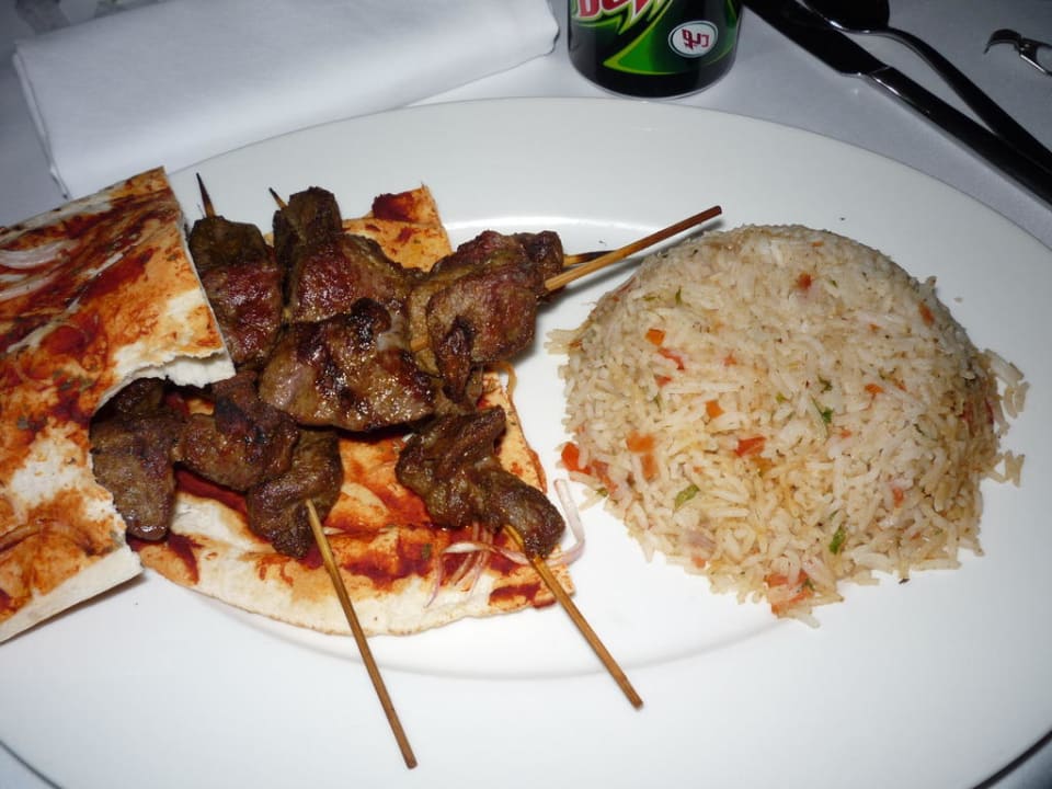 Bestellung auf's Zimmer: gegrilltes Lamm Golden Sands Hotel Creek