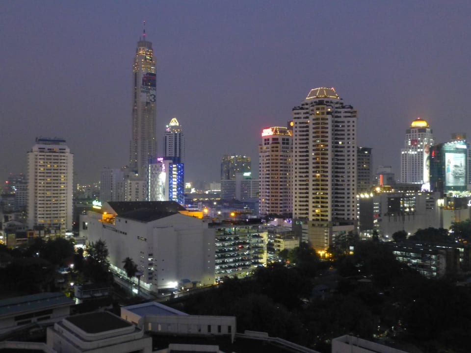 Executive Lounge/Ausblick auf nächtliche Skyline Siam Kempinski Hotel Bangkok