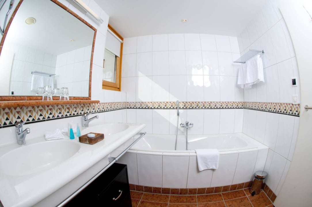 Bad in der Ela Tuff Hotel Saratz