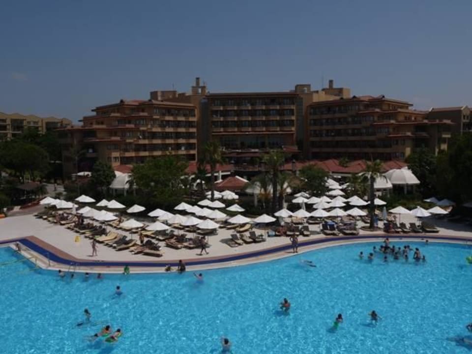 Вид на главный корпус и басейн Asteria Family Belek