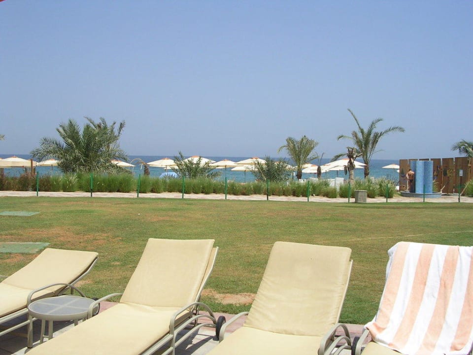 Poolliegen Hotel Le Meridien Al Aqah Beach Resort