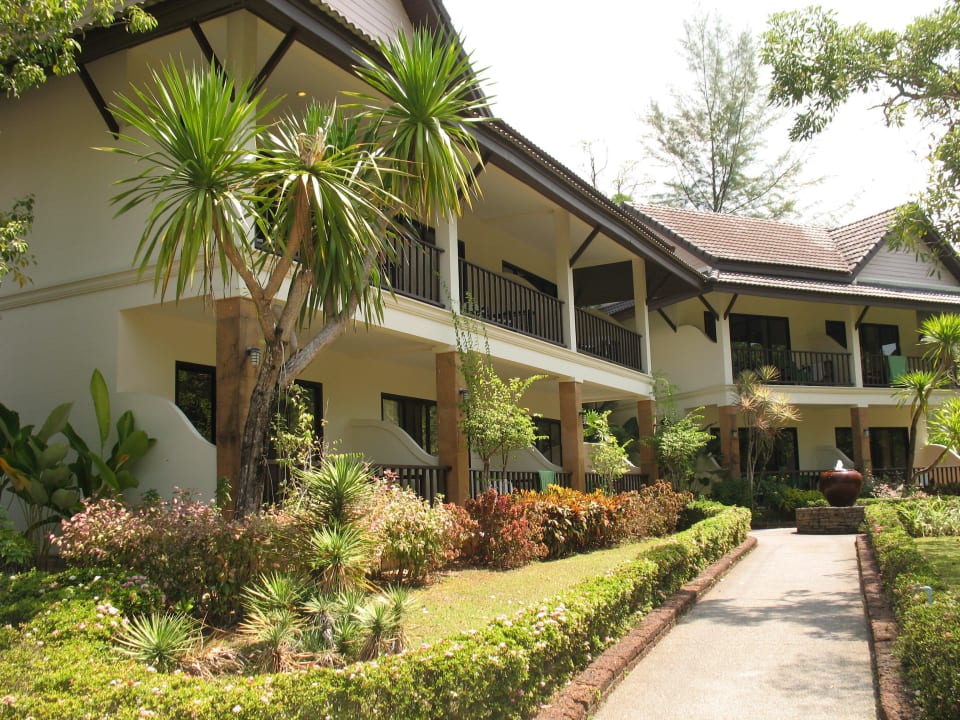 Gebäude über der Straße Hotel Nangthong Bay Resort