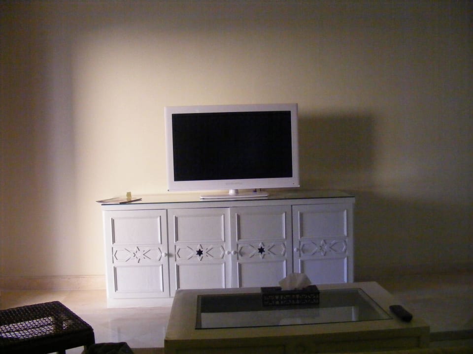 2. Wohnzimmer mit TV und eingebauter Minibar Makadi Spa - Adults only