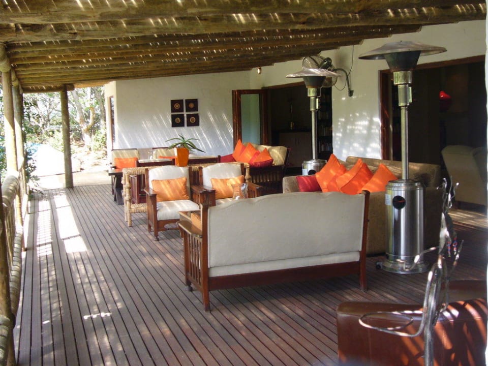 Offene Lounge am Wasserteich Hotel Woodall Country House