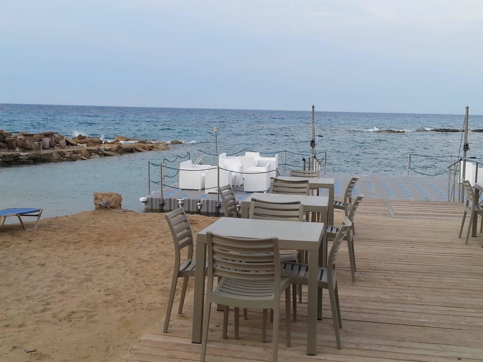 Stoliki na plaży Hotel Tsilivi Admiral