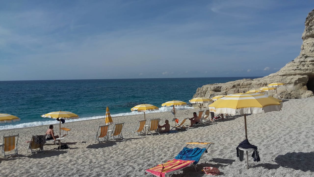 Der Strand mit Sonnenschirmen Le Roccette Mare Beach Hotel & Restaurant