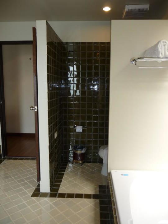 Badezimmer Toilette mit Blick zum Flur The Fair House Beach Resort