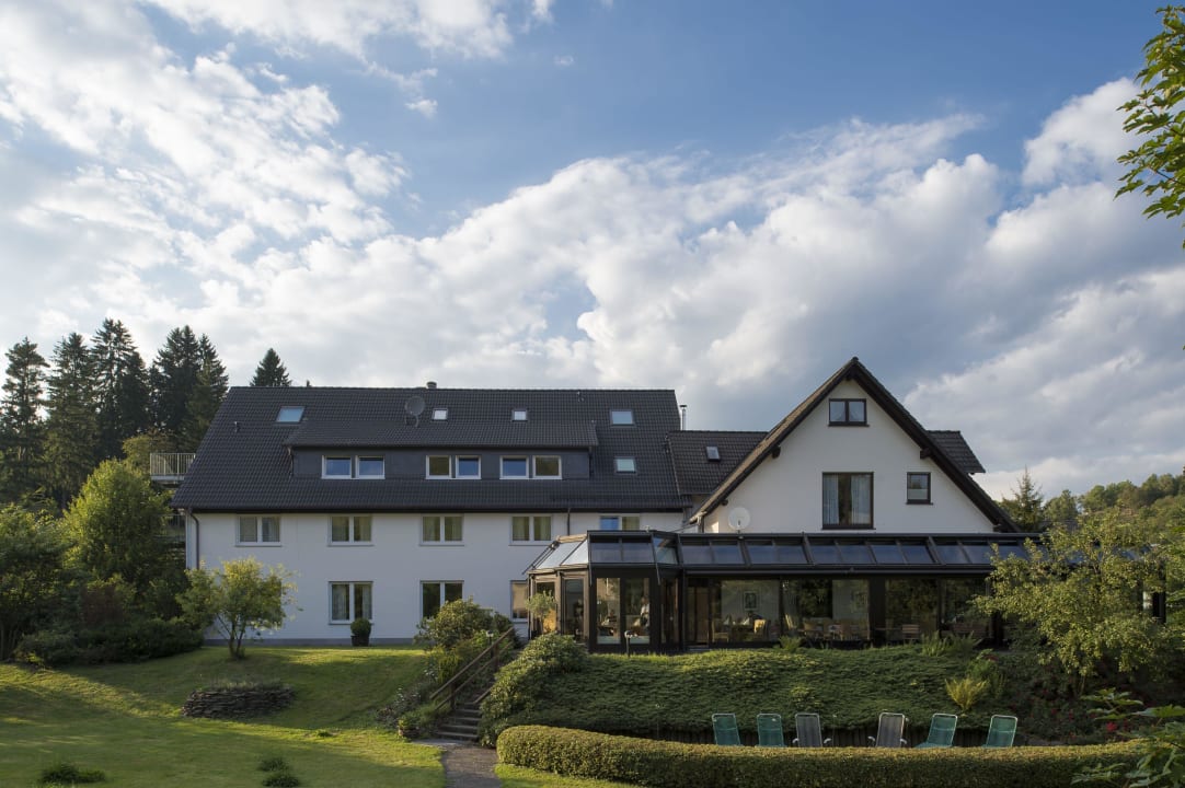 Hotelansicht vom Garten Hotel im Auerbachtal