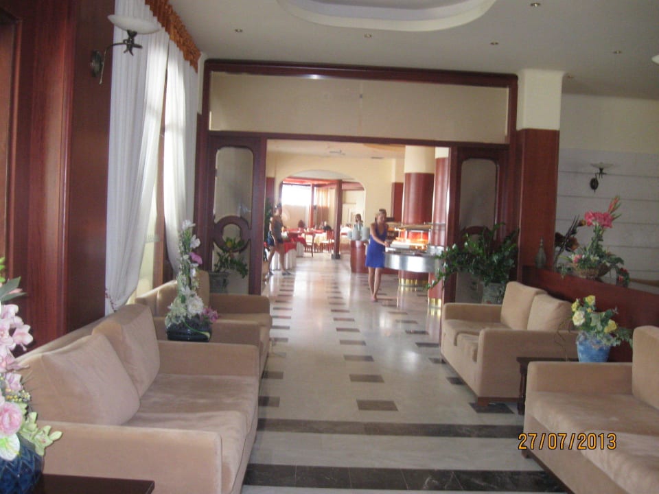 Lobby vor dem Restaurant Vantaris Luxury Beach Resort