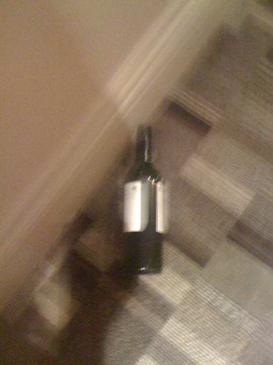 Weinhandel im Flur Hotel Crowne Plaza Edinburgh Royal Terrace