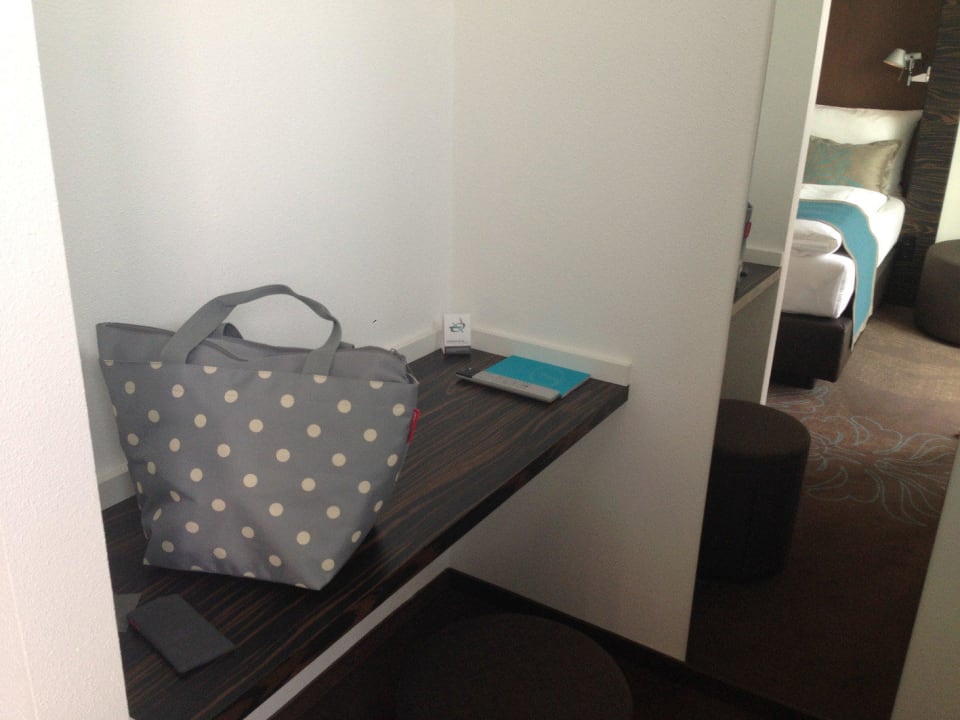 Ablage + Ganzkörper-Spiegel Motel One Köln-Mediapark