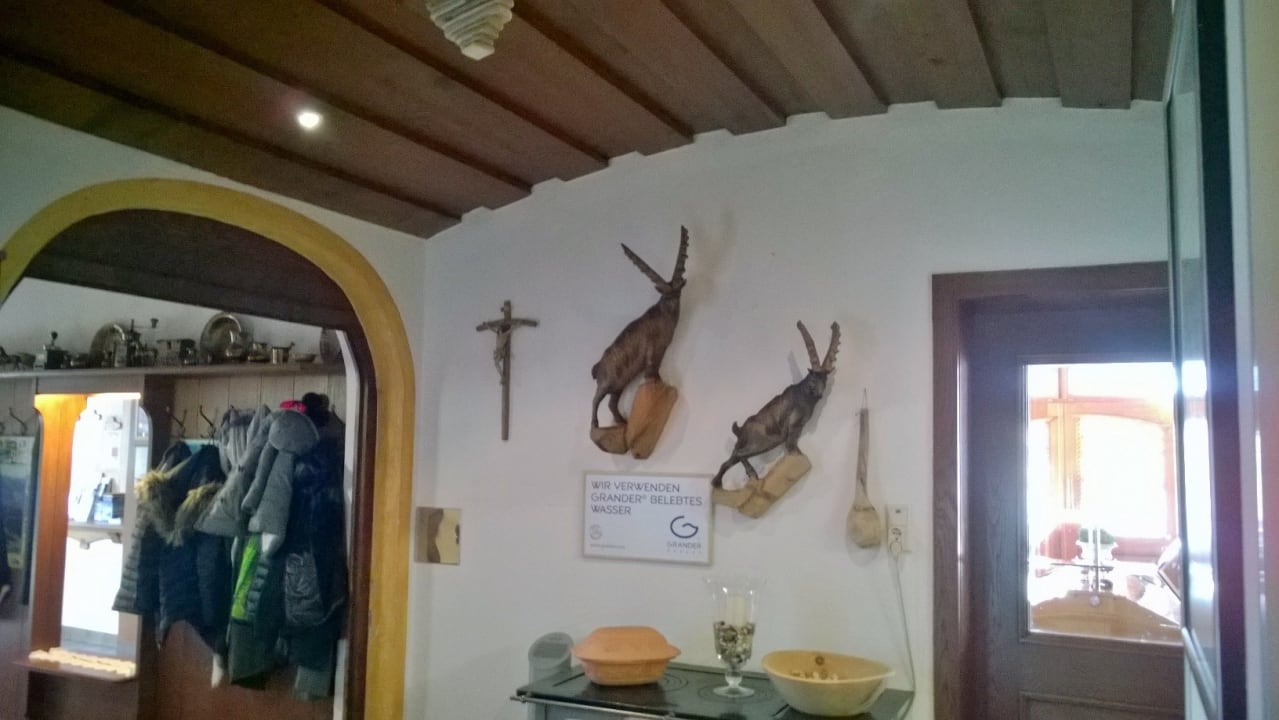 Links die kleine Rezeption, rechts der Eingang zum Restauran Hotel Sonnhof