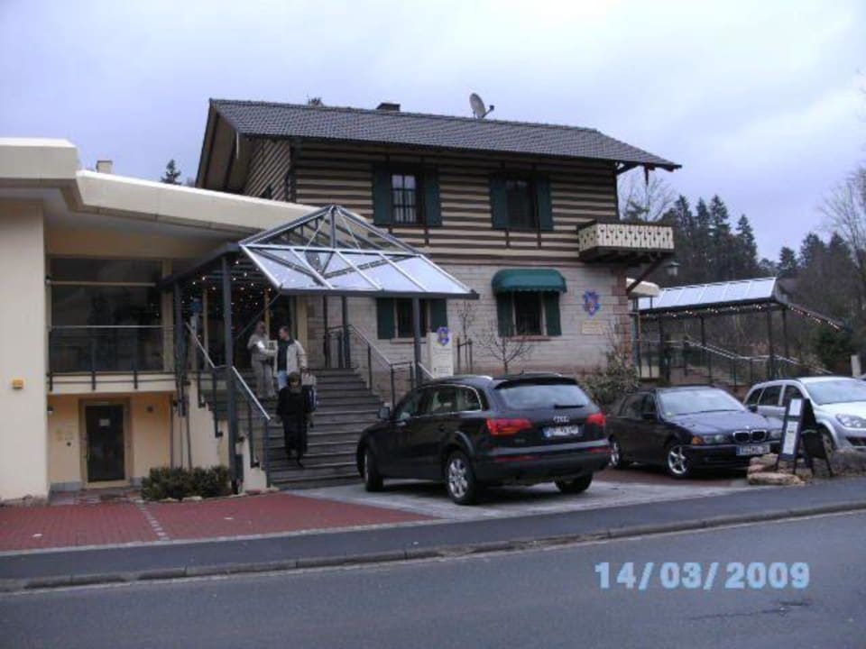 vor dem Hotel Villa Marburg im Park