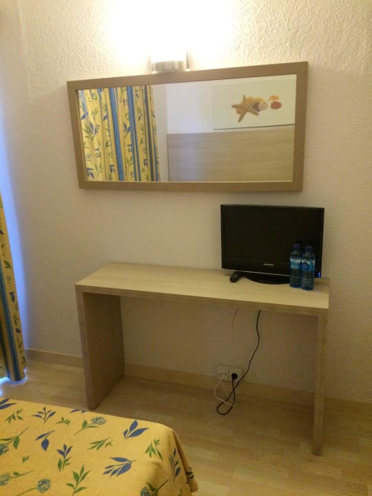 Fernseher und Ablage Hostel Neptuno