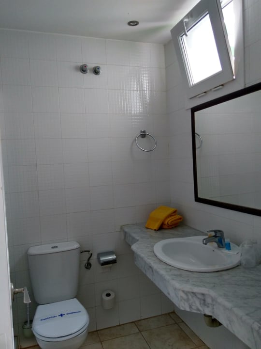 Bad mit Fenster und großer Ablage Apartamentos Guacimeta