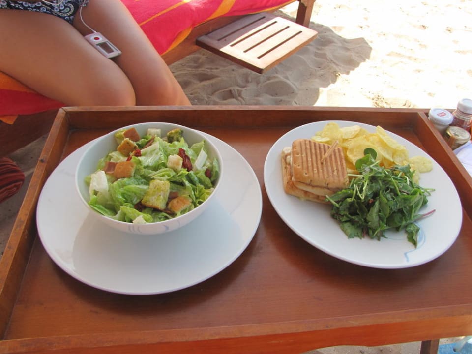 Snacks am Strand, Caesar Salad und Tuna Panini Jumeirah Al Qasr