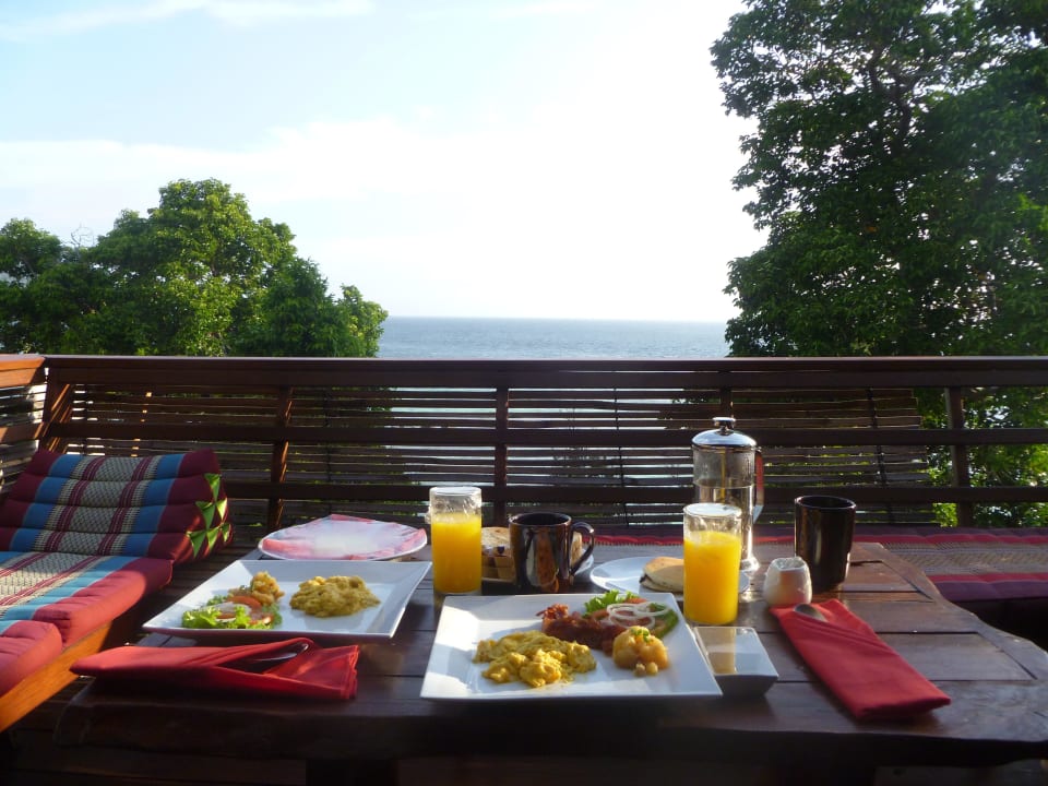Frühstück wird auf der Terrasse serviert Serendipity Beach Resort Koh Lipe