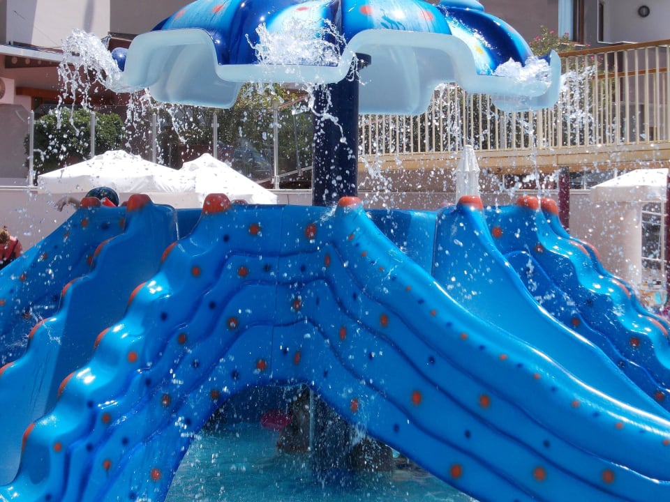 Kinderpool mit Rutsche    Hane Family Resort