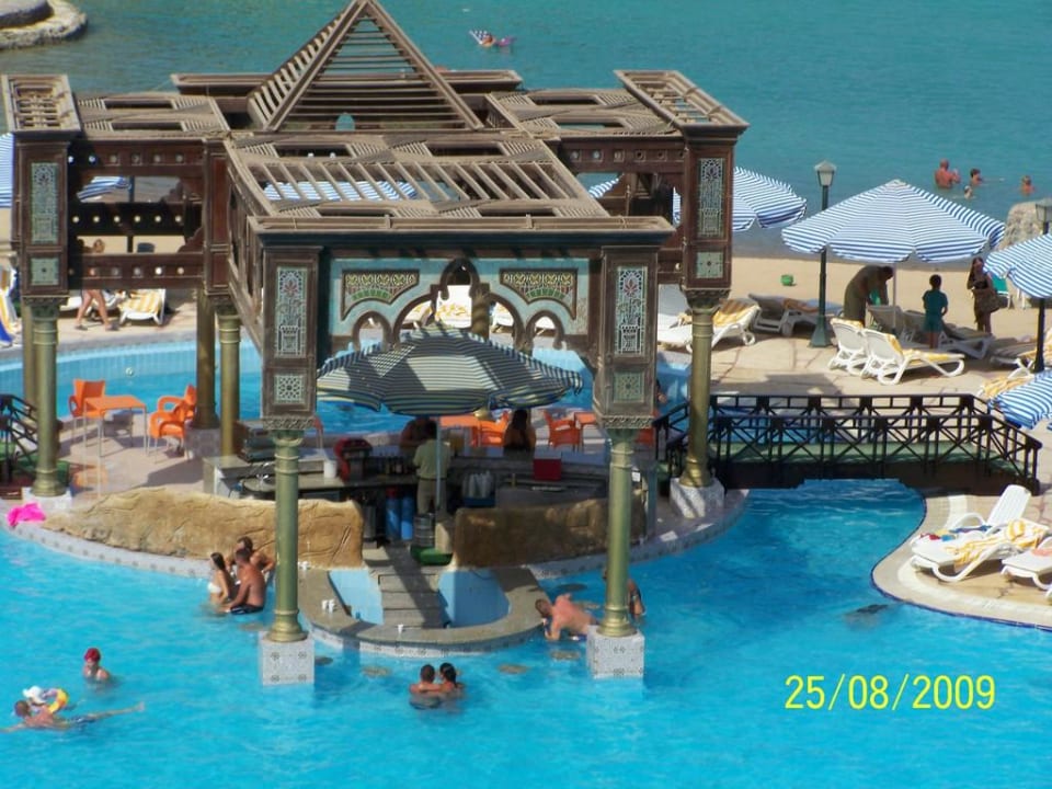 Widok z okna na bar w bsenie Sunny Days El Palacio Resort & Spa