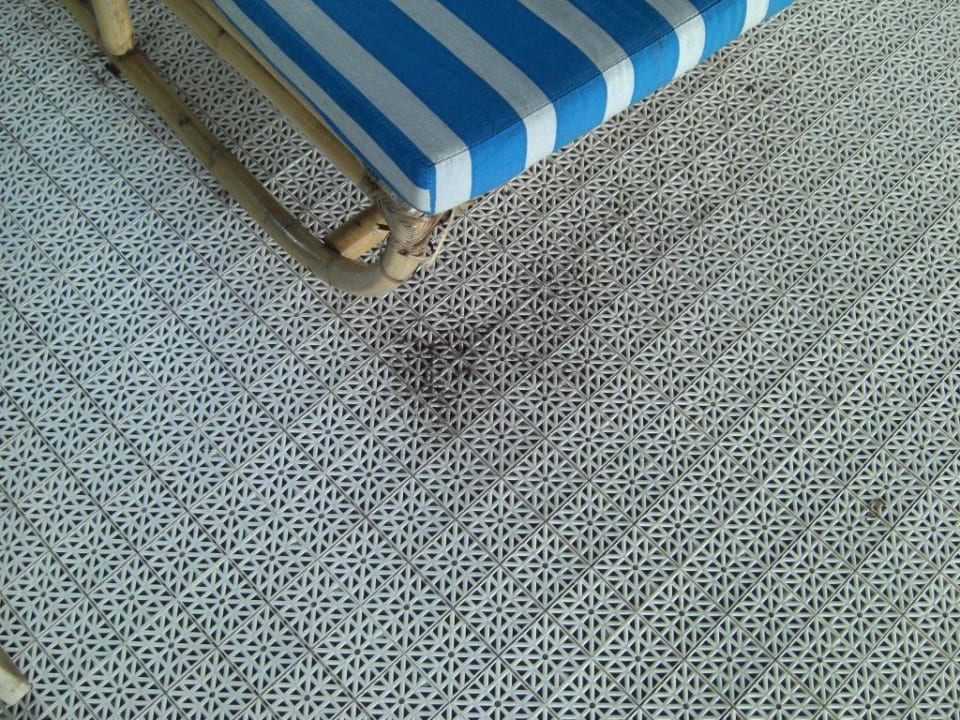 Schimmelbildung auf dem Fußboden im Hallenbad Hotel Son Trobat Wellness & Spa