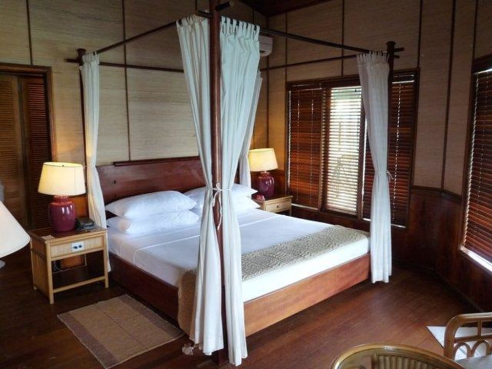 Himmelbett im Wasserbungalow Kuramathi Maldives