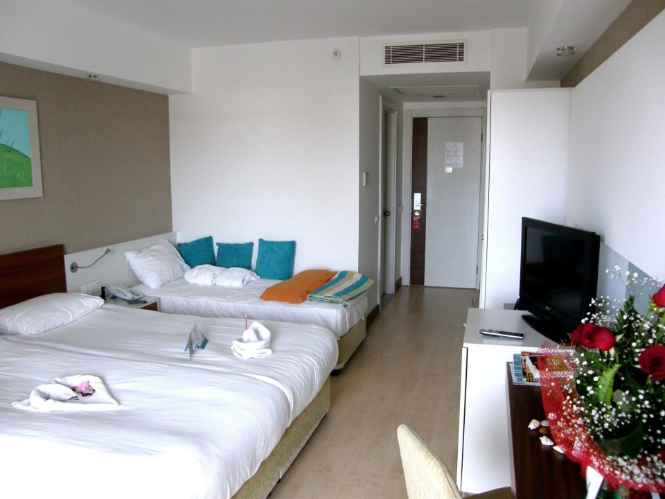 Jedes Zimmer mit Doppelbett und einem Einzelbett! Sunis Evren Beach Resort Hotel & Spa