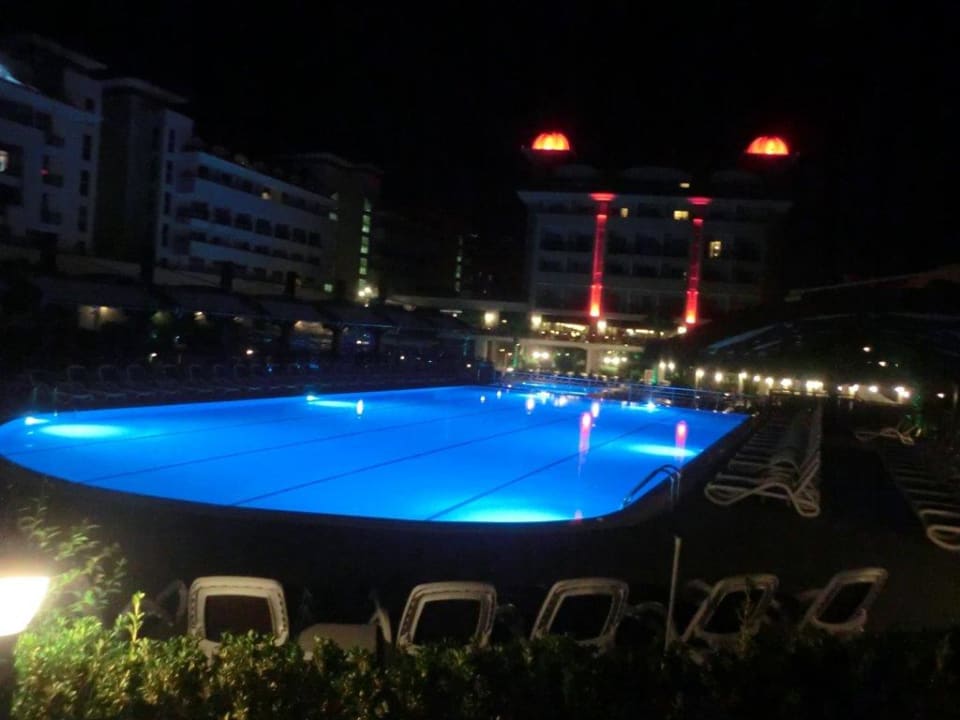 Pool und Hotel bei Nacht Aydinbey Kings Palace & Spa