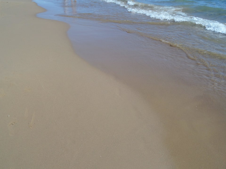 Rechte Seite Sandstrand,links kleine Felsplatten Trendy Aspendos Beach Hotel