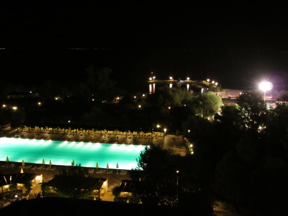 Basen nocą Hotel Athos Palace