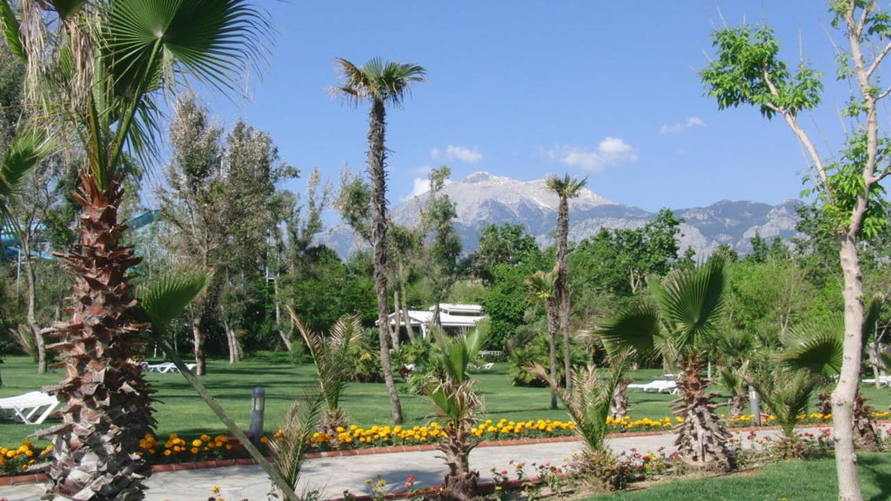 Gepflegter grosser Garten Le Jardin Resort