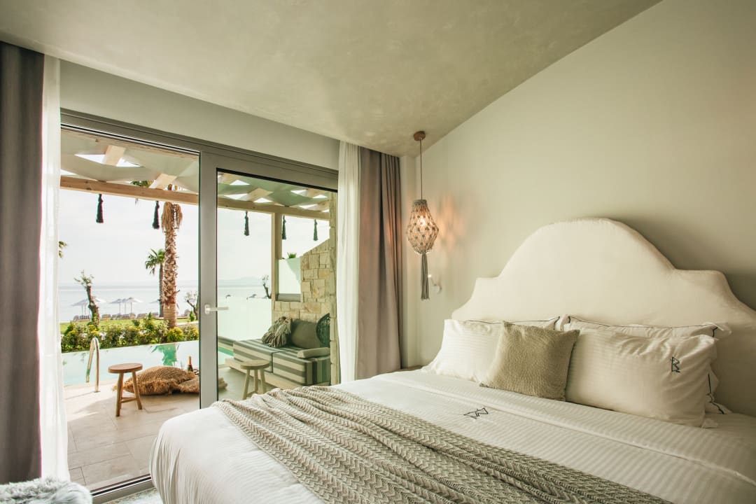 Zimmer Blue Carpet Luxury Suites