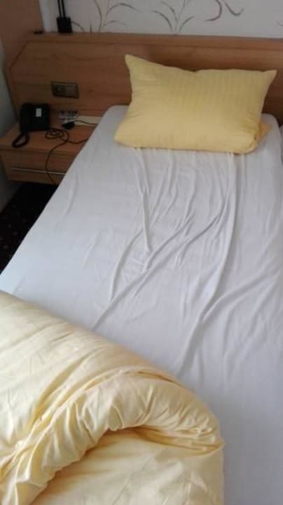 Bettlaken NACH dem Bettenmachen Hotel Peters