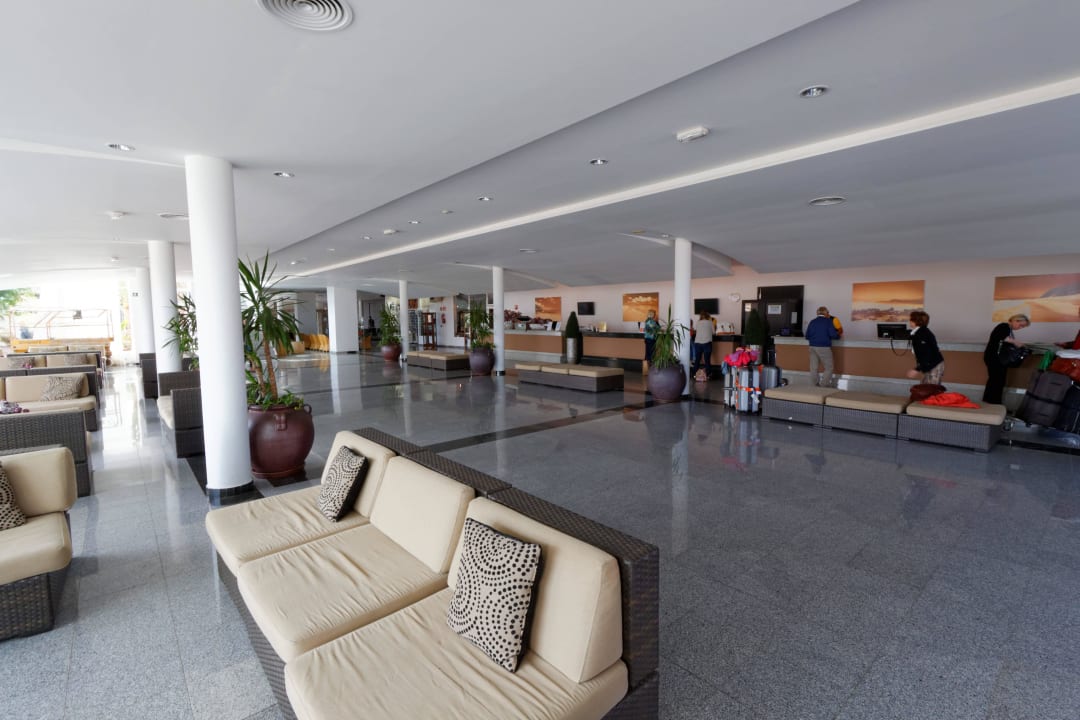 Sitzgelegenheiten sowie Rezeption allsun App.-Hotel Esquinzo Beach